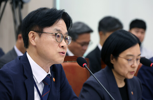 ▲ 김정관 산업통상자원부 장관이 8일 서울 여의도 국회에서 열린 산업통상자원중소벤처기업위원회 전체회의에서 의원 질의에 답하고 있다. /뉴시스