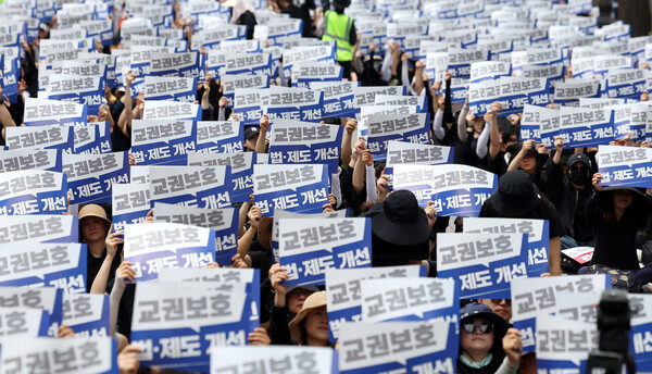 ▲ 전교조, 교총, 교사노조 등 교원 3단체가 지난 6월 14일 오후 서울 종로구 정부서울청사 인근에서 집회를 하는 모습. /뉴시스