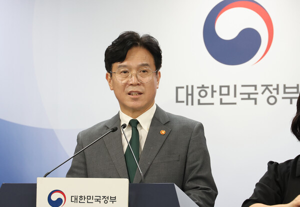 ▲ 김영훈 고용노동부 장관이 지난 7월 29일 서울 종로구 정부서울청사에서 노조법 2·3조 개정안(노란봉투법) 등 노동조합 및 노동관계조정법 개정(안) 관련 브리핑을 하고 있다. /뉴시스