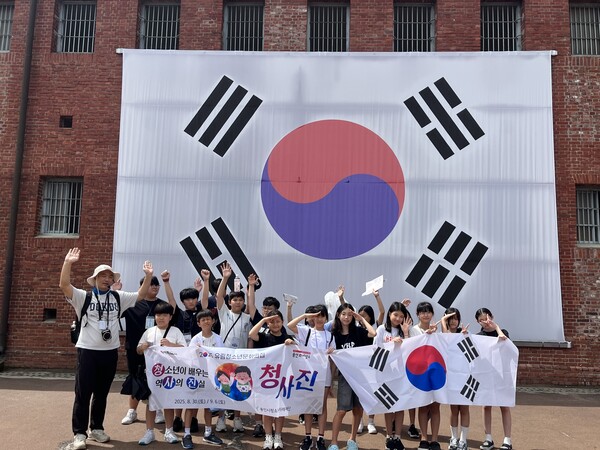 ▲ 용인시청소년미래재단 유림청소년문화의집 '청.사.진.' 프로그램 참가자들 활동 모습.