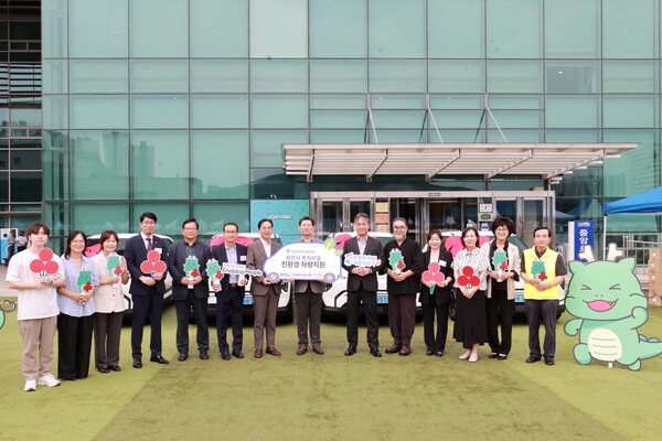 ▲ 용인특례시·삼성전자DS부문·경기사회복지공동모금회 친환경 차량 전달 모습.