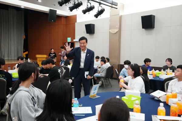 ▲ ‘아동대상보고회-톡톡공론장’에서 참여 청소년과 소통하는 이승로 성북구청장.
