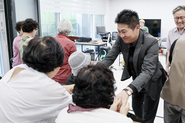 ▲ 경로당 주치의 사업 현장 방문한 김정헌 중구청장.