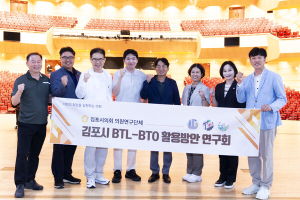 ▲ 천안예술의전당 운영사 지에스아이(주) 장세광 전무, 김동수 과장과 함께 기념촬영을 하고 있다.