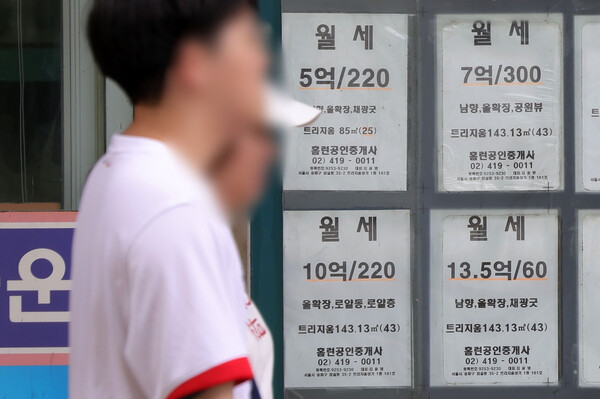 ▲ 서울 시내 한 부동산에 게시된 월세 매물 정보. /뉴시스