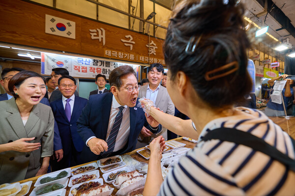 ▲ 인천 전통시장 방문한 이재명 대통령. /뉴시스