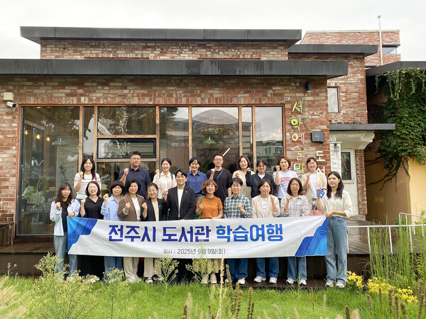 ▲ 시흥시의회 교육복지위원회 의원들이 관계 공무원들과 함께 기념촬영을 하고 있다.