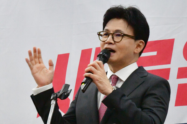 ▲ 한동훈 전 국민의힘 대표가 8월 11일 오후 광주 서구 홀리데이인호텔에서 열린 김화진 국힘 전남도당위원장 취임식에 참석해 축사하고 있다. /뉴시스