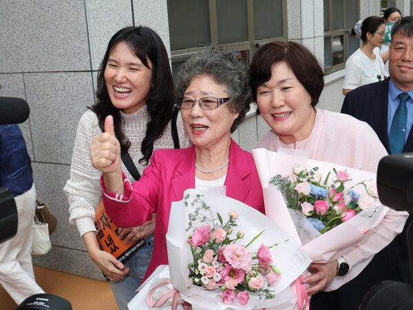 ▲ 10일 오후 부산 연제구 부산지법에서 중상해 혐의로 기소된 최말자씨의 재심 선고공판이 열린 가운데 무죄를 선고받은 최씨가 법원 밖으로 나와 미소를 짓고 있다. /뉴시스