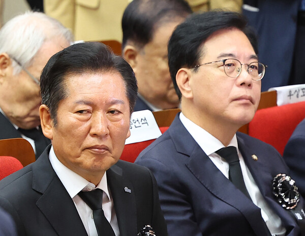 ▲ 정청래 더불어민주당 대표와 송언석 국민의힘 비대위원장이 18일 서울 동작구 국립서울현충원 현충관에서 열린 김대중 전 대통령 서거 16주기 추모식에서 서로 다른 곳을 보며 자리에 앉아 있다. /뉴시스