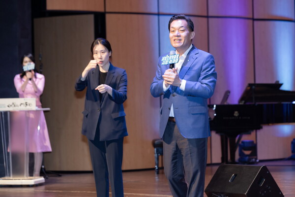 ▲ 이재준 수원특례시장이 제3회 발달장애인 문화예술페스티벌 ‘새빛으로 어울림’에서 인사말을 하고 있다.