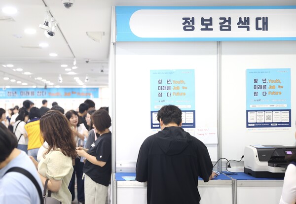 ▲ 지난 10일 시민회관 전시실에서 ‘청년 일자리 만남의 장’이 진행되고 있다.