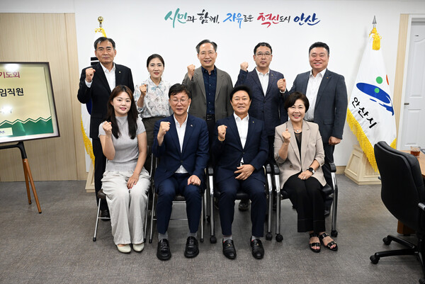 ▲ 이민근 안산시장(앞줄 왼쪽 두 번째)이 대한주택건설협회 경기도회 관계자들과 취약계층 집수리 지원사업 간담회 후 기념촬영을 하고 있다.