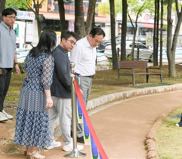 ▲ 이권재 오산시장이 새로 조성한 맨발길 현장 점검을 실시하고 있다.