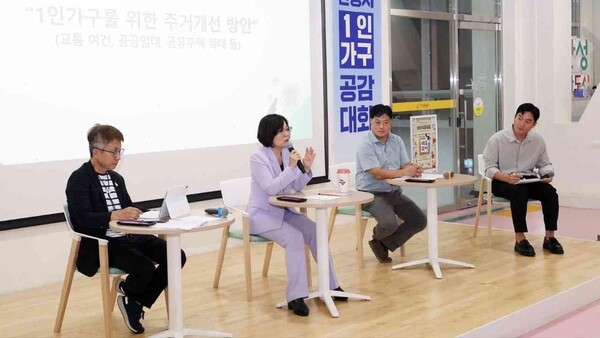 ▲ '안성시 1인가구 공감대화'에서 발언하고 있는 김보라 안성시장.