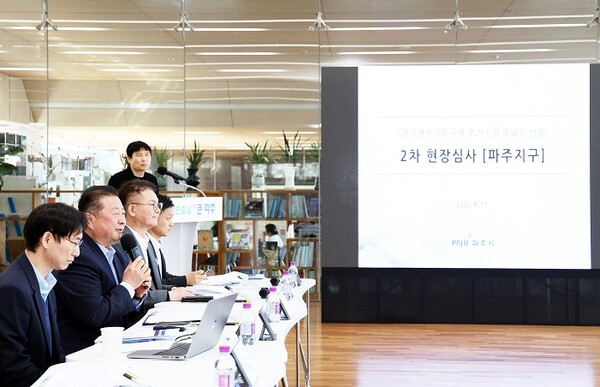 ▲ 지난 4월 경기도 공모 현장 심사에서 김경일 파주시장(왼쪽 두 번째)이 발언하고 있다.