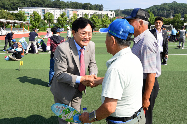 ▲ 어르신과 소통하는 박용철 군수.