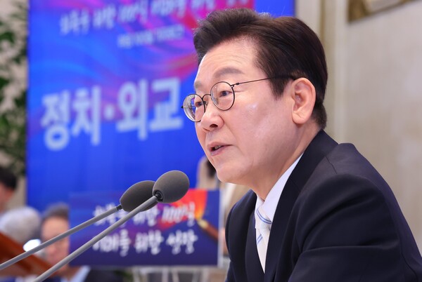 ▲ 이재명 대통령이 11일 청와대 영빈관에서 열린 취임 100일 기자회견 ‘회복을 위한 100일, 미래를 위한 성장’에서 취재진 질문에 답하고 있다. /뉴시스