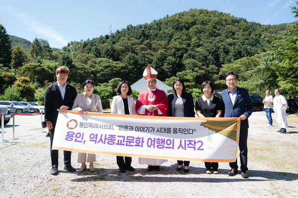 ▲ 용인특례시의회 의원연구단체 ‘용인, 역사종교문화 여행의 시작2’ ‘청년 김대건 길’ 명예도로 제막식 참석 모습.