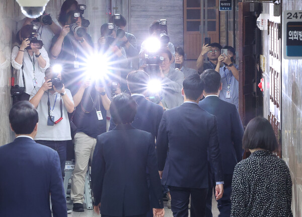 ▲ 정청래 더불어민주당 대표 등 지도부가 11일 오후 서울 여의도 국회에서 의원총회 참석을 위해 이동하고 있다. /뉴시스