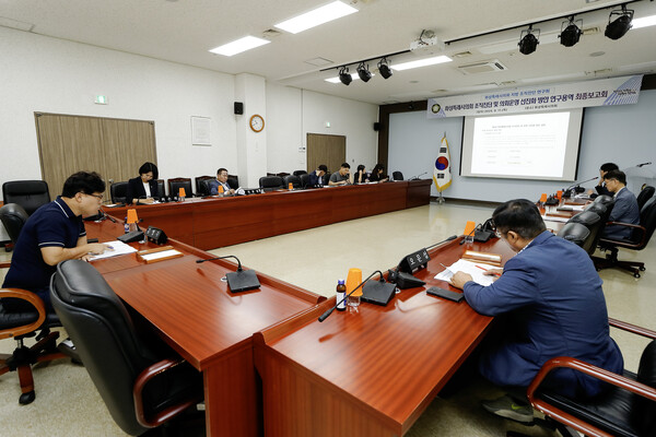 ▲ '화성특례시의회 지방 조직진단 연구회' 연구용역 최종보고회 개최 모습.