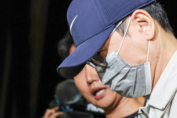 ▲ 삼부토건 주가조작 의혹 사건의 '키맨' 이기훈씨가 목포에서 체포돼 11일 서울 종로구 김건희 특검팀으로 호송되어 오고 있다. /뉴시스