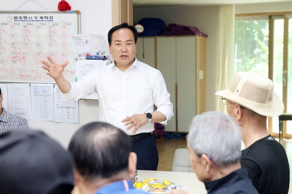 ▲ 경로당 순회 간담회를 주재하고 있는 이권재 오산시장.