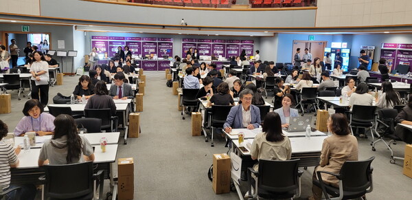 ▲ 안산문화예술의전당 국제회의장에서 한국여성경제인협회 경기지회와 함께 26개 기관과 47개 여성기업이 맞춤형 구매상담을 진행하고 있다.