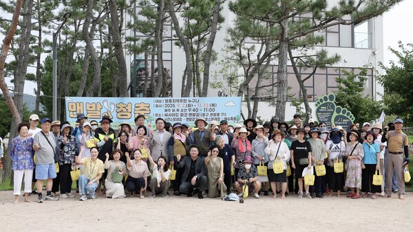▲ ‘2025년도 하반기 맨발의 청춘’ 걷기 프로그램 현장 찾은 김정헌 인천 중구청장.