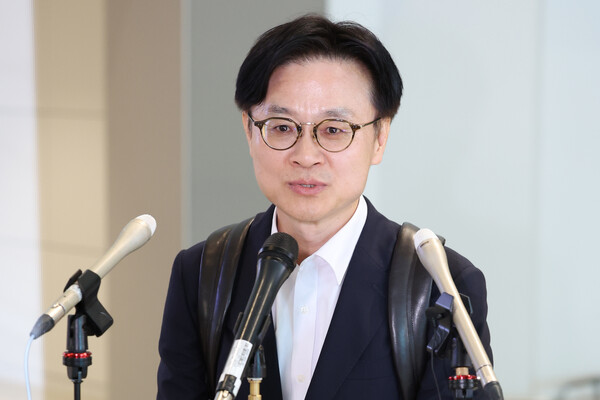 ▲ 미국 출국 전 발언하는 김정관 산자부 장관. /뉴시스