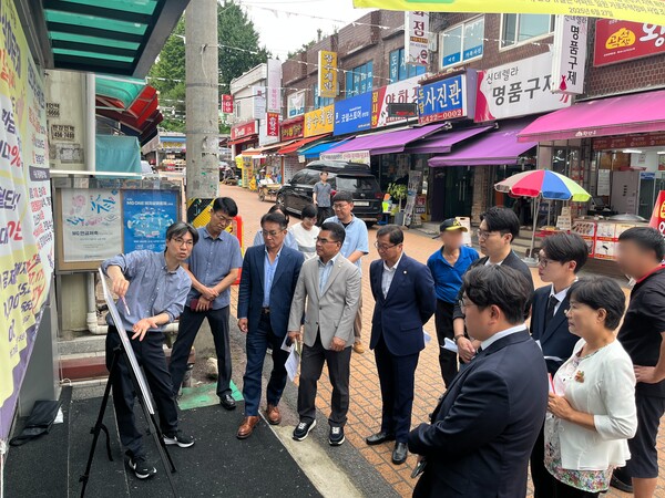 ▲ 안양시의회 총무경제위원회 관양시장 경관조명 사업 현장 점검 실시 모습.