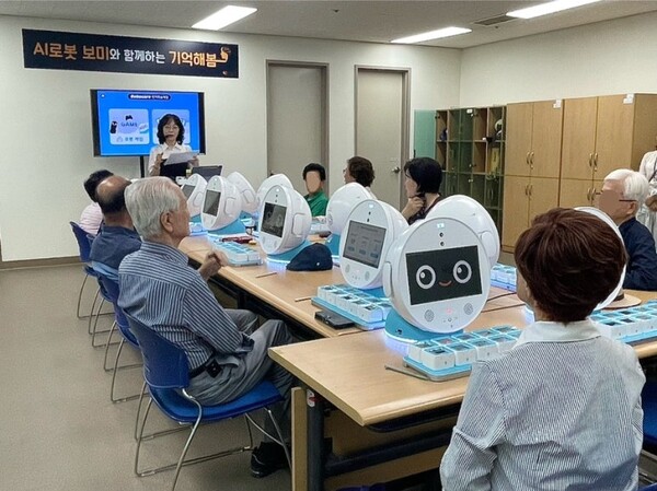 ▲ 용인특례시 AI로봇 활용 치매 예방 프로그램 운영 모습.