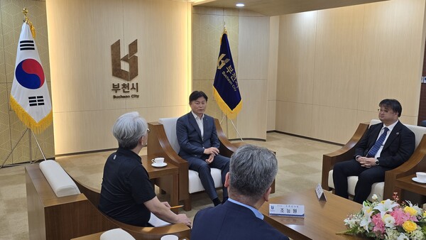 ▲ 조용익 시장이 ISO 45001 인증 추진을 위한 본심사 과정에서 면담을 진행하고 있다.