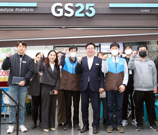 ▲ 박일하 동작구청장(앞줄 오른쪽 세 번째)이 지난 2023년 동작지역자활센터 편의점 사업단 현장을 방문해 관계자들을 격려한 후 기념 촬영하고 있다.