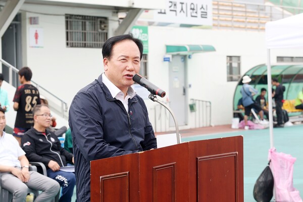 ▲ 이권재 오산시장이 '제4회 오산독산성배 동호인초청 족구대회'에 참석해 인사말을 하고 있다.