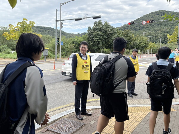 ▲ 영종중 교통안전 현장점검 나선 김정헌 중구청장.