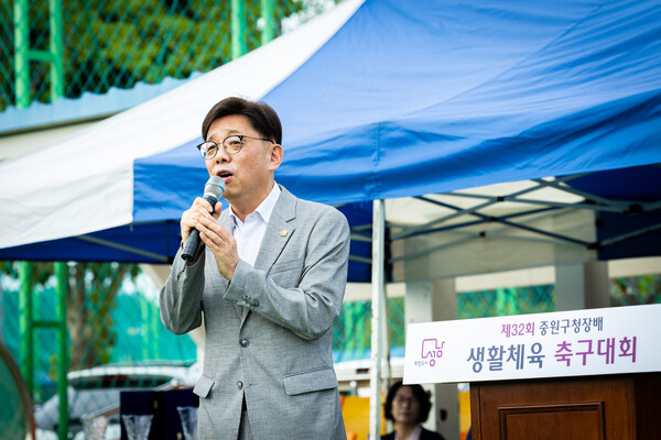 ▲ 안광림 부의장이 '제32회 중원구청장배 생활체육 축구대회'에 참석해 격려사를 하고 있다.