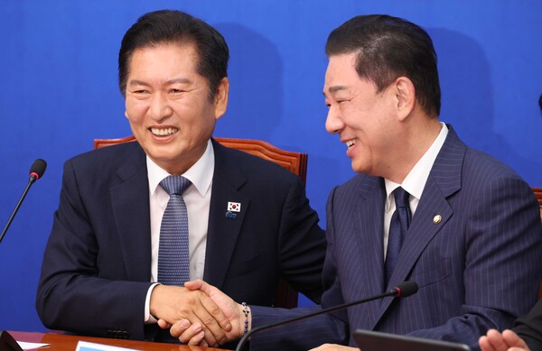 ▲ 웃으며 악수하는 정청래-김병기. /뉴시스