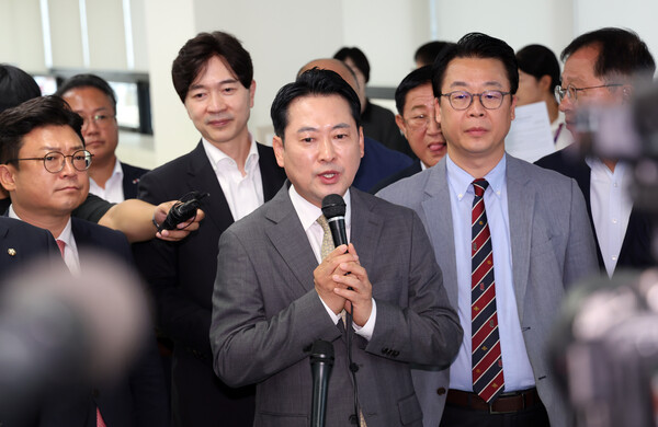 ▲ 장동혁 국민의힘 대표가 15일 부산 동구 해양수산부 임시청사를 방문, 해수부 이전을 위한 부산시 지원대책에 대한 설명을 듣은 뒤 발언을 하고 있다. /뉴시스