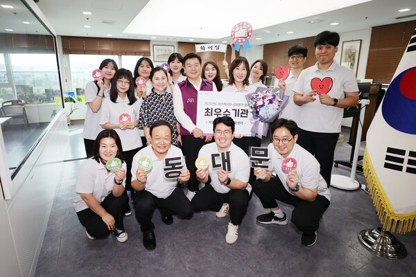 ▲ 서울동대문지역자활센터 보건복지부 성과평가 '최우수기관' 선정 기념촬영.