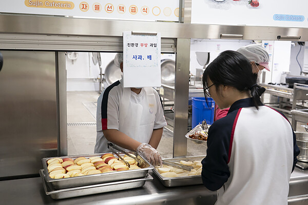 ▲ 성남시 '친환경 과일 학교급식 지원사업' 시행 모습.