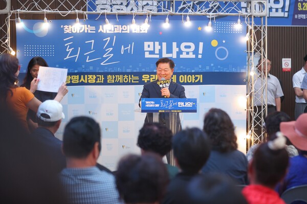 ▲ 박승원 광명시장이 광명사거리역 쉼터서 열린 '찾아가는 시민과의 대화-퇴근길에 만나요!'에 참석한 시민들과 소통하고 있다.