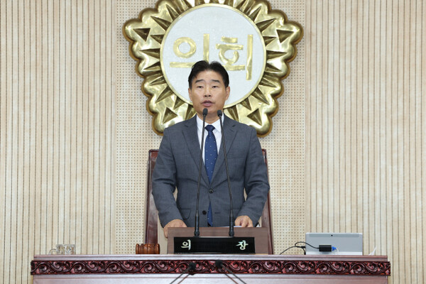 ▲ 김운남 의장이 제297회 임시회 제3차 본회의에서 폐회사를 하고 있다.