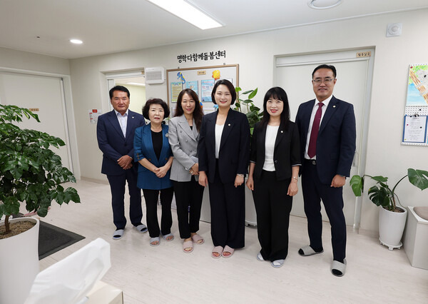 ▲ 안양시의회 보사환경위원회, 명학다함께돌봄센터 현장 방문 모습.