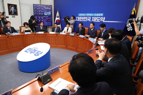 ▲ 정청래 더불어민주당 대표가 15일 오전 서울 여의도 국회에서 열린 최고위원회의에서 발언을 하고 있다. /뉴시스
