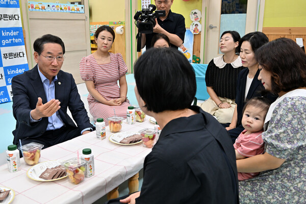 ▲ 유정복 인천광역시장이 16일 인천 확장형 시간제보육 어린이집인 남동구 푸른바다 어린이집에서 보육교직원들과 간담회를 하고 있다.