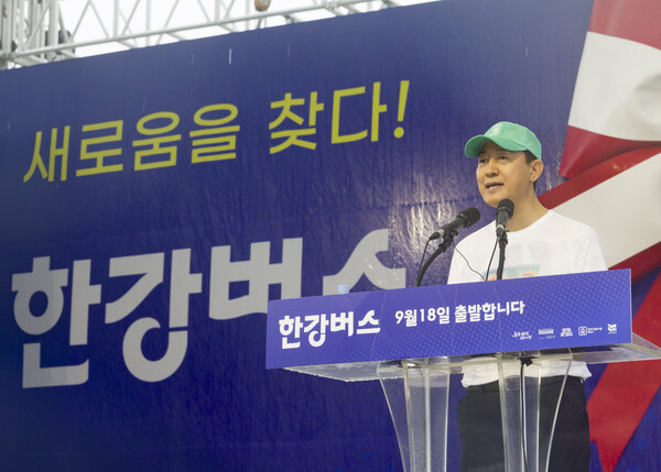 ▲ 오세훈 서울시장이 지난 9월 17일 서울 여의도 한강시민공원 한강버스 정류장에서 열린 한강버스 취항식에서 기념사를 하고 있다. /뉴시스
