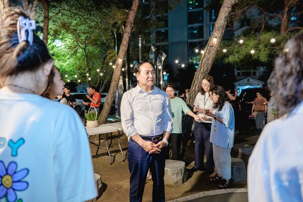 ▲ 관내 공동주택 야간경관조명 점등식에 참석한 이권재 오산시장.