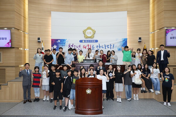 ▲ 서빙고초등학교 6학년 3·4반 아이들 용산구의회 견학 후 기념촬영 모습.