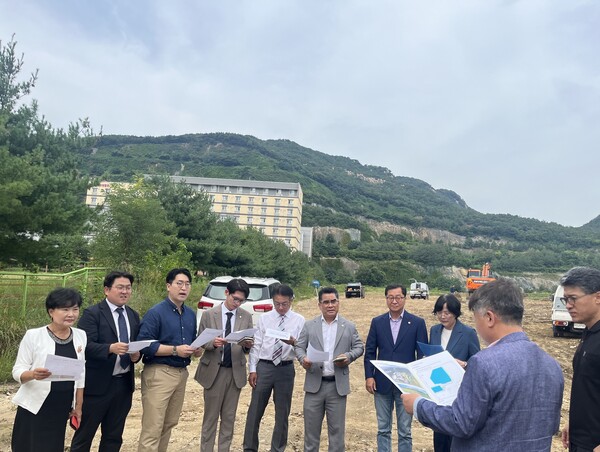 ▲ 안양시의회 총무경제위원회 경인교대 경기캠퍼스 내 야구장·풋살장 조성 현장 방문 모습.